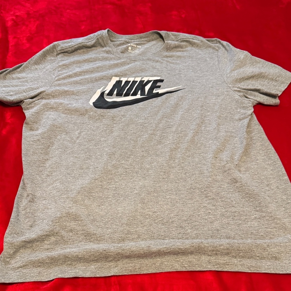 Nike Men's Heather Gray Short Sleeve Tee